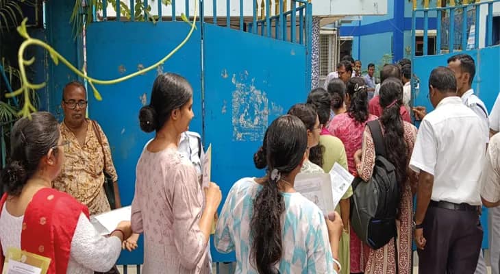 এসএসসি: যাদবপুর বিদ্যাপীঠে পরীক্ষা দিতে ঢুকছেন পরীক্ষার্থীরা