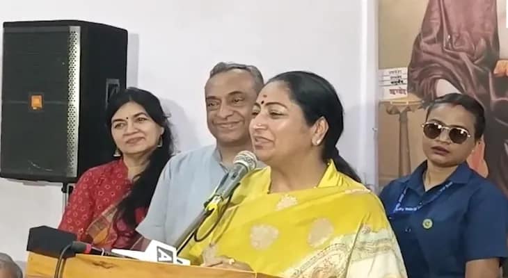 দিল্লির পিতমপুরায় একটি অনুষ্ঠানে বক্তব্য রাখছেন মুখ্যমন্ত্রী রেখা গুপ্তা