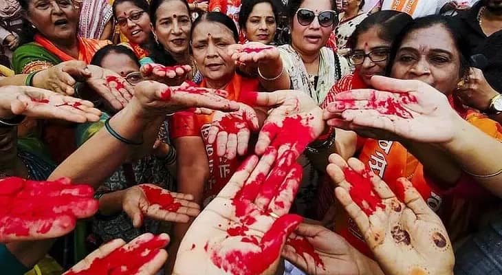 ভারত-পাক ক্রিকেট ম্যাচের প্রতিবাদে পুনেতে উদ্ধবপন্থী শিবসেনার বিক্ষোভ
