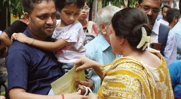 সদ্যোজাত ভর্তি নিকুতে, সিজারের ক্ষত নিয়ে মা বসলেন এসএসসিতে