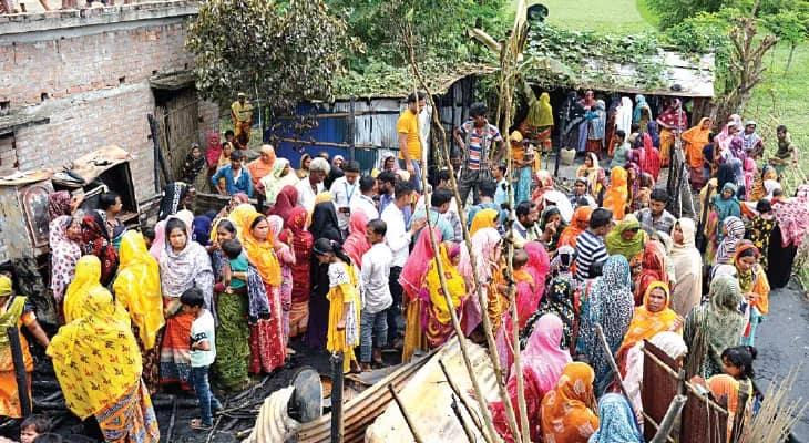 গভীর রাতে আচমকা আগুন, ঝলসে মৃত তিন ভাইবোন