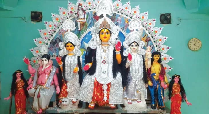 প্রথা মেনে ভাইফোঁটা পর্যন্ত দুর্গাপ্রতিমা রাখা  হয় ময়নাপুরের দেওয়ান বাড়িতে