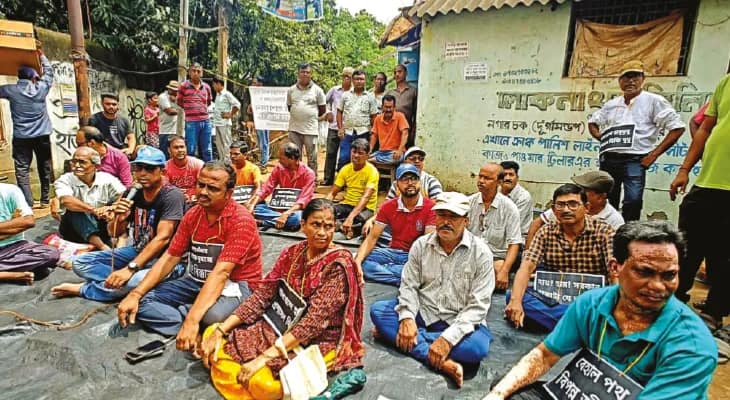 মেদিনীপুর শহরে বেহাল রাস্তার প্রতিবাদে অবরোধ, কাজ হয়নি, স্বীকার পুরপ্রধানের