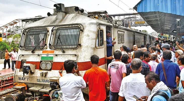 সাইরং–কলকাতা এক্সপ্রেসের স্টপ নেই, রাজনৈতিক তরজা, বিক্ষোভ
