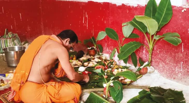 উরুণ-ডালে পুজো দিয়ে বড়দেবীর ‘গৃহারম্ভ’ দেবীবাড়িতে