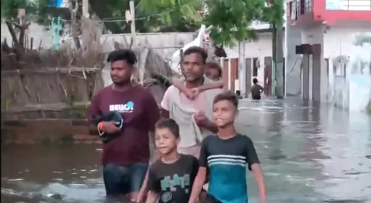ভারী বৃষ্টিতে গঙ্গার জলস্তর বৃদ্ধি পেয়ে জলমগ্ন উত্তরপ্রদেশের কানপুরের বিভিন্ন এলাকা