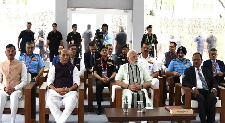 ভারতীয় সশস্ত্র বাহিনীর কম্বাইন্ড কমান্ডার কনফারেন্সের উদ্বোধনে ফোর্ট উইলিয়ামে প্রধানমন্ত্রী নরেন্দ্র মোদি, উপস্থিত ছিলেন প্রতিরক্ষামন্ত্রী রাজনাথ সিং, জাতীয় নিরাপত্তা উপদেষ্টা অজিত দোভাল