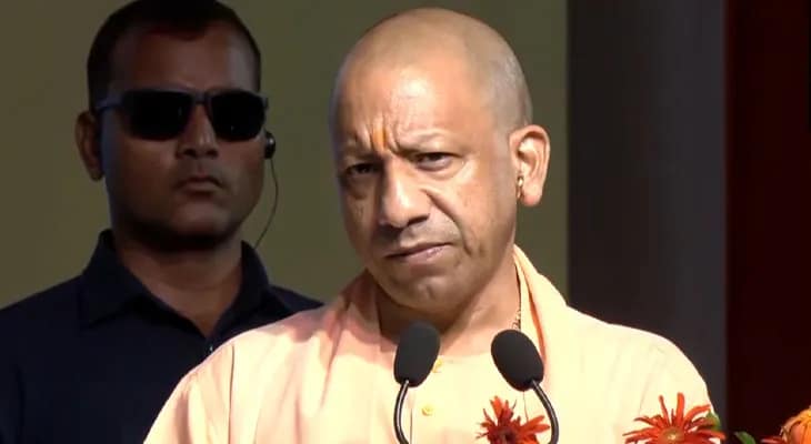 লখনউয়ের সভায় বক্তব্য রাখছেন উত্তরপ্রদেশের মুখ্যমন্ত্রী যোগী আদিত্যনাথ