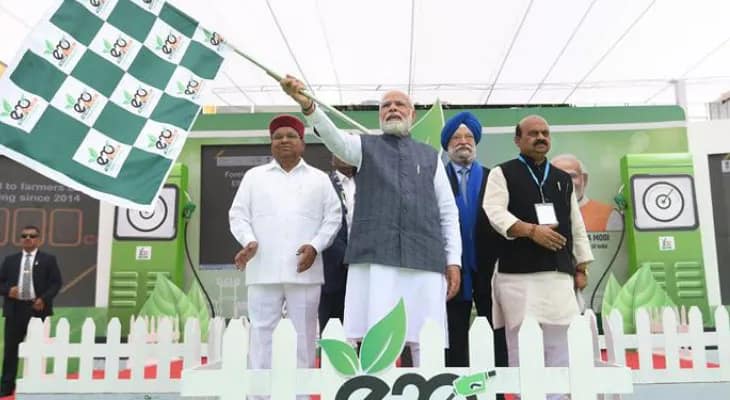 পেট্রলে ইথানল: সমস্যা নীতিতে নয়, চাপিয়ে দেওয়ায়