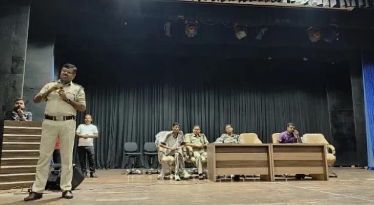 পুজোতে নিরাপত্তায় জোর, পঞ্চমী থেকেই দিনহাটায় ট্রাফিক নিয়ন্ত্রণ