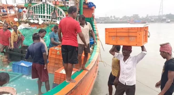 নেই রুপোলি শস্য, ম্রিয়মাণ রান্নাপুজো, মায়ানমারের বিস্বাদ মাছেরও চড়া দাম
