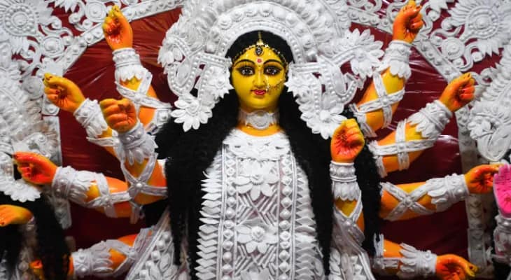 মণ্ডপজুড়ে পুরনো দিনের হারিয়ে যাওয়া খেলা, আবর্জনা পড়ে থাকার প্রতিবাদ