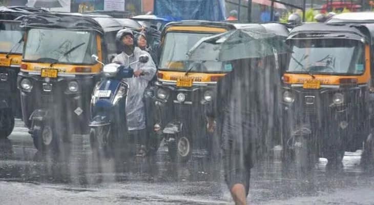 টানা বৃষ্টিতে বিপর্যস্ত বাণিজ্য নগরী মুম্বই