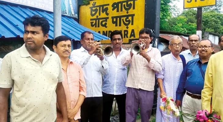 বাড়তি স্টেশনে থামল বনগাঁ-শিয়ালদহ এসি লোকাল, চালক ও গার্ডকে মিষ্টিমুখ