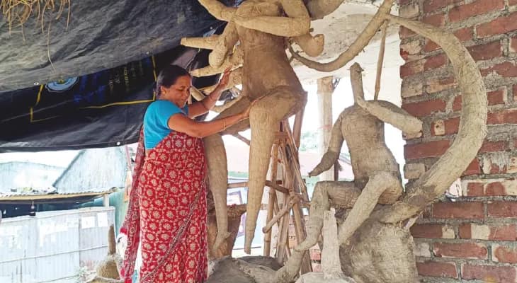 স্বামীর মৃত্যুর পর প্রতিমা গড়ে সংসারের হাল ধরেছেন মঙ্গলবাড়ির বাসন্তী দাস