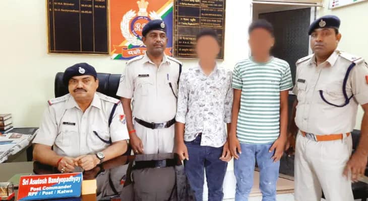 মোবাইল আসক্তিকে কাজে লাগিয়ে শিশু পাচারের ছক? চাকরির প্রস্তাবে ঘর ছাড়ে মালদহের ২ নাবালক, কাটোয়ায় উদ্ধার