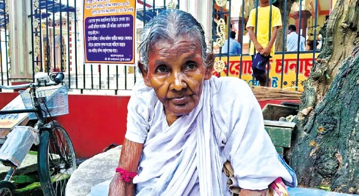 রোগশয্যায় প্রৌঢ় ছেলে, ওষুধ কিনতে ভিক্ষাপাত্র হাতে নিয়ে সর্বমঙ্গলার দুয়ারে অশীতিপর ভগবতী