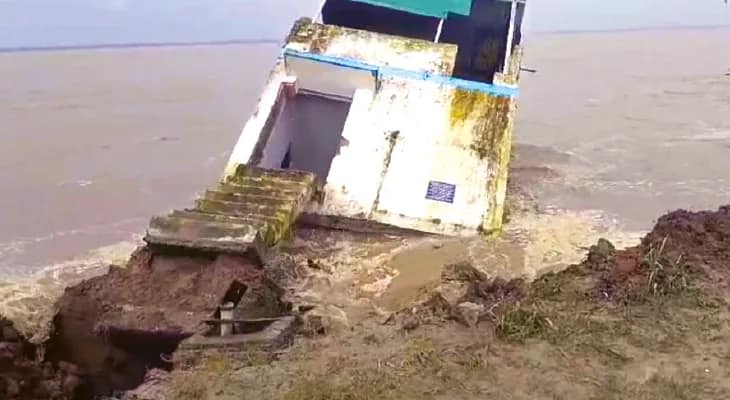 লালগোলা: খাবার নয়, পুনর্বাসনের দাবি করছে পদ্মার ভাঙনে ঘরহারা পরিবারগুলি