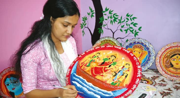 সরার উপর আর্টিফিসিয়াল ক্লে দিয়ে দুর্গার মৃণ্ময়ী রূপ, মানবসেবার কাজের ফাঁকে সৃষ্টি সুখের উল্লাসে নার্স অনিন্দিতা
