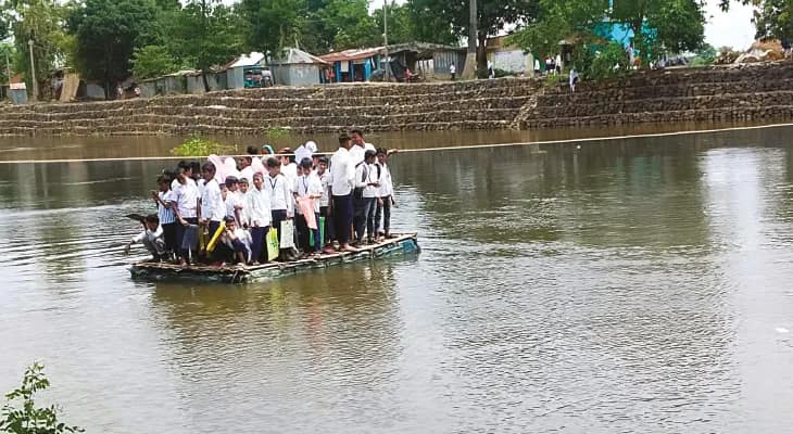 মারনাইয়ে ঝুঁকি নিয়ে ভেলায় সুই নদী পারাপার পড়ুয়াদের