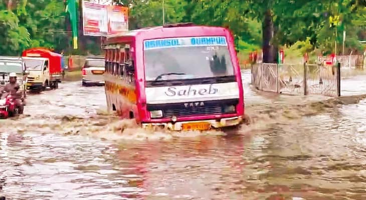 প্রবল বৃষ্টিতে ভাসল আসানসোল-দুর্গাপুর, মাথায় হাত পুজো উদ্যোক্তা ও মৃৎশিল্পীদের