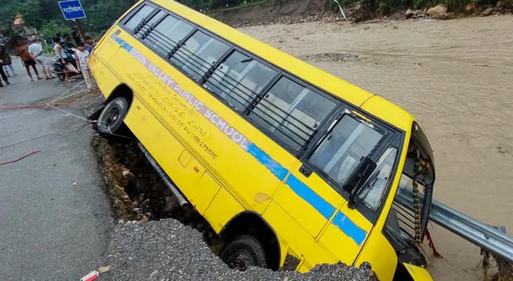 গতকাল সারারাত প্রবল বৃষ্টির ফলে দেরাদুনে বিপর্যস্ত জনজীবন, হড়পা বানে ভেসে গেলেন পাঁচ জন
