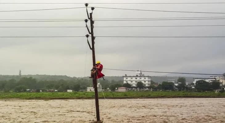 মেঘভাঙা বৃষ্টি ও ধসে দেশজুড়ে মৃত সাত
