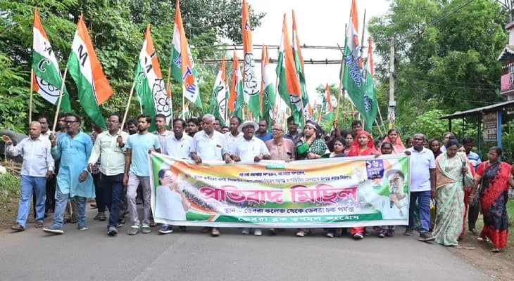 বাংলা ভাষীদের ওপর বিজেপি সন্ত্রাস করছে, এই অভিযোগ তুলে ডেবরায় তৃণমুলের প্রতিবাদ মিছিল