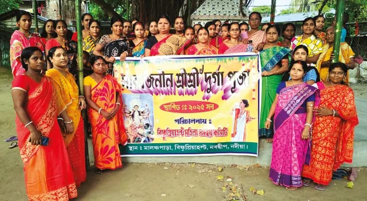 বিষ্ণুপ্রিয়া হল্ট রেলবস্তির মহিলারা নিজেদের জমানো টাকাতেই উমার বন্দনা শুরু করছেন
