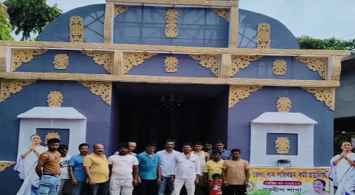 বিশ্বকর্মার আরাধনায় নবদ্বীপ বাস পরিবহণ কর্মী ইউনিয়নের সদস্যরা