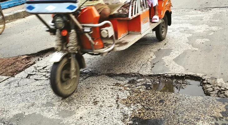 মেরামতির ৩ মাসের মধ্যেই বেহাল গৌরাঙ্গ সেতুর রাস্তা