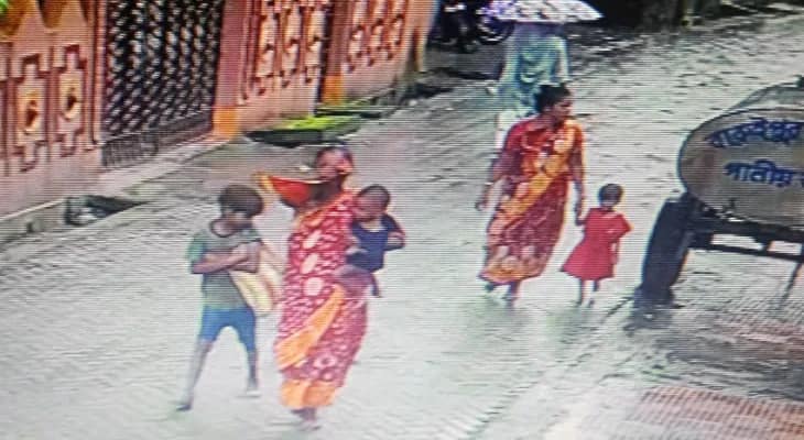 বাড়ি থেকে তিন লক্ষের সোনার গয়না হাতিয়ে চম্পট ২ মহিলা