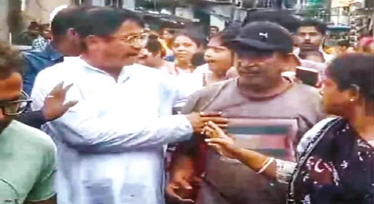 তিন মাস ধরে জমা জলে জেরবার বাসিন্দারা, গ্রামে পরিদর্শনে গিয়ে ক্ষোভের মুখে বিধায়ক