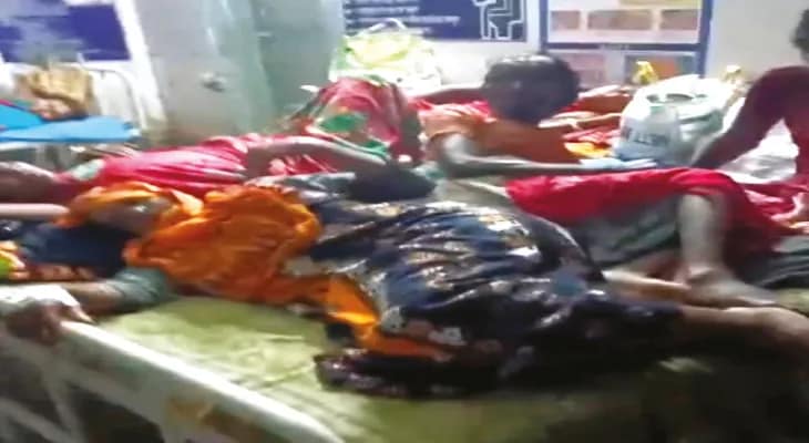 কুমারগঞ্জ হাসপাতালে একই বেডে দু-তিনজন রোগীকে রেখে চিকিত্সা