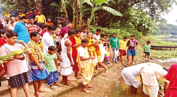 কান্দির ৭ নম্বর ওয়ার্ডে ৮টি পুজোর ঘটোত্তোলন, বিসর্জন হয় একই সঙ্গে