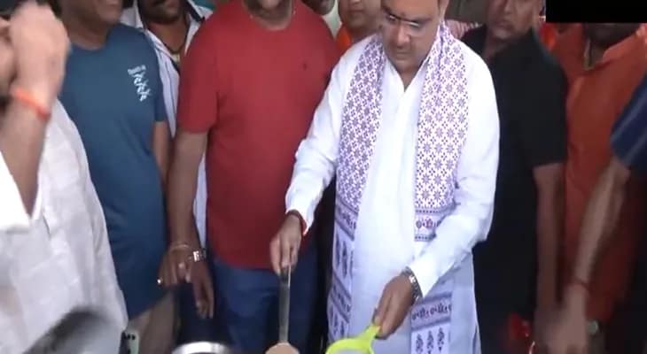 জয়পুরে রাস্তার ধারে একটি দোকানে চা বানালেন রাজস্থানের মুখ্যমন্ত্রী ভজনলাল শর্মা