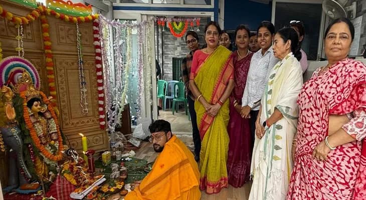 কালীঘাটে মুখ্যমন্ত্রী মমতা বন্দ্যোপাধ্যায়ের অফিসে বিশ্বকর্মা পুজো