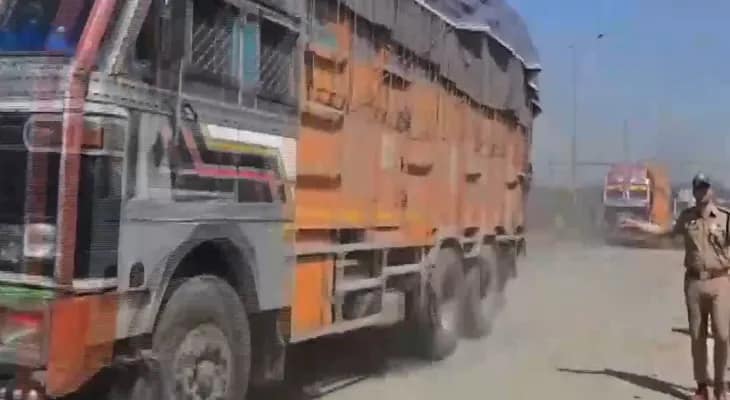 পণ্যবাহী যান চলাচলের জন্য খুলে দেওয়া হল শ্রীনগর-জম্মু জাতীয় সড়ক