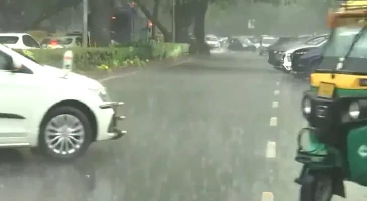নয়াদিল্লিতে ব্যাপক বৃষ্টি, জলমগ্ন একাধিক রাস্তা