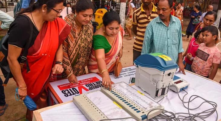 ইভিএমে এবার থাকবে প্রার্থীদের রঙিন ছবি, ক্রমিক সংখ্যা; নয়া নির্দেশিকা জারি নির্বাচন কমিশনের