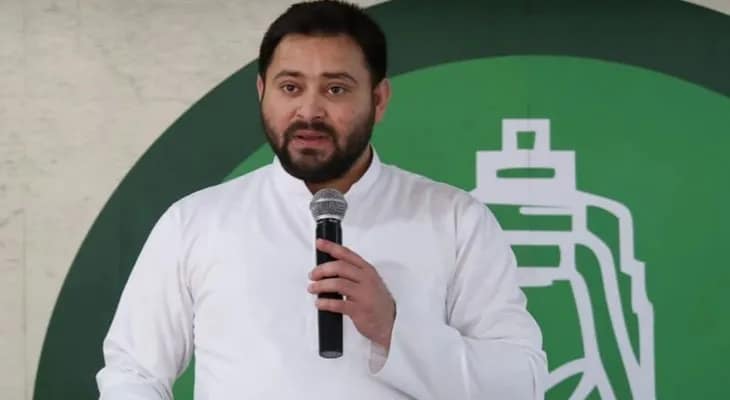 বিহারে আইনশৃঙ্খলা বলে কিছু অবশিষ্ট নেই, পাটনায় সভামঞ্চ থেকে নীতীশ কুমার সরকারকে আক্রমণ তেজস্বী যাদবের