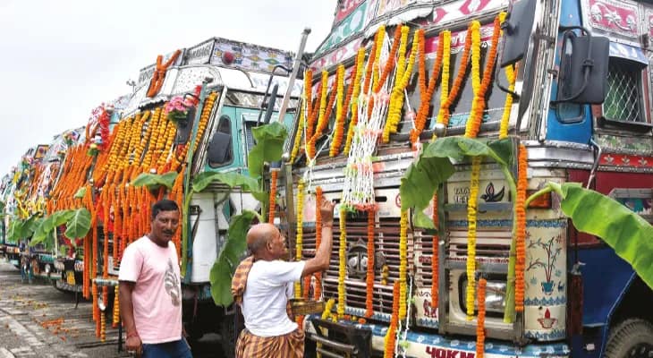 নদীয়া জেলাজুড়ে বিশ্বকর্মার আরাধনা