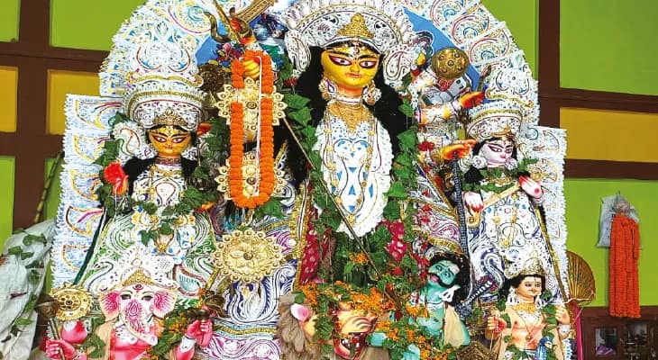 রানঘাটের দে চৌধুরী বাড়িতে প্রতিপদে জ্বলে ওঠা হোমের আগুন নেভেই না নবমী পর্যন্ত