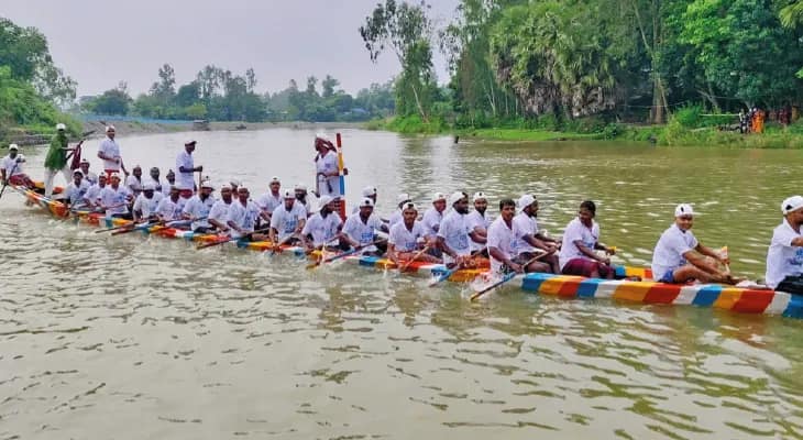 বামনগোলায় শেষ হল আট দলের নৌকা বাইচ