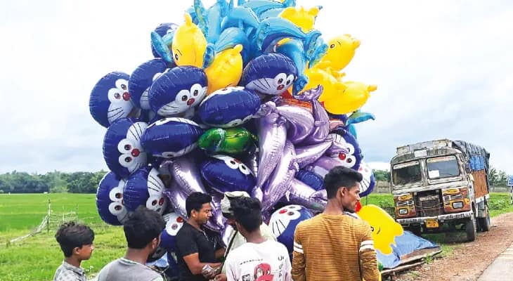 নিজের রাজ্যে কাজ নেই, বেলুন নিয়ে মেদিনীপুরে রাজস্থানের বিক্রেতারা
