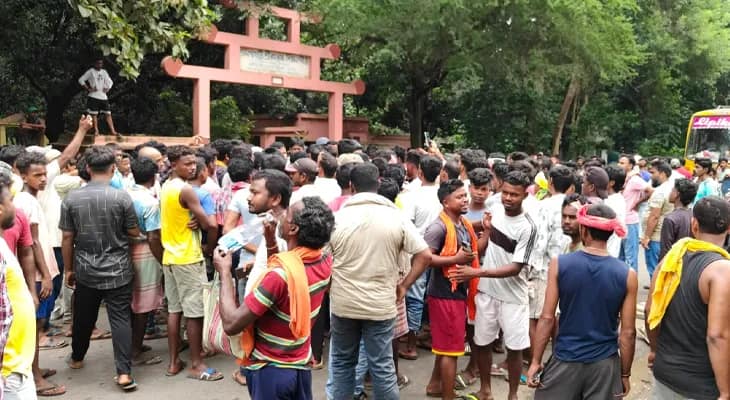 রামপুরহাটে ছাত্রীকে নৃশংস খুনের ঘটনার প্রতিবাদে স্কুলের সামনে পথ অবরোধ আদিবাসীদের, প্রধান শিক্ষককে মারধরের অভিযোগ