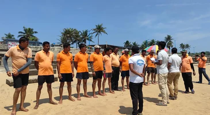 দীঘার সমুদ্রে পর্যটকদের উদ্ধার কাজে তালিম দিতে চলছে সিভিল ডিফেন্স ভলান্টিয়ার ও নুলিয়াদের মকড্রিল, বৃহস্পতিবার দীঘা মোহনা কোস্টাল থানার আওতায় সি-হক গোলা ঘাটে এই মকড্রিল চলছে