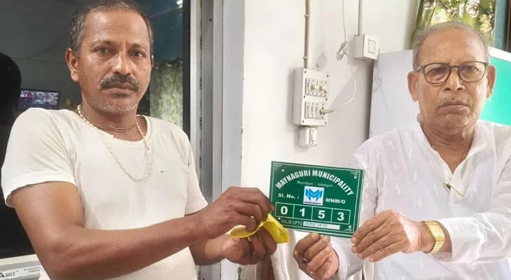 শহর সংলগ্ন এলাকায় টোটো চালকদের নম্বর প্লেট দেওয়া শুরু করল ময়নাগুড়ি পুরসভা