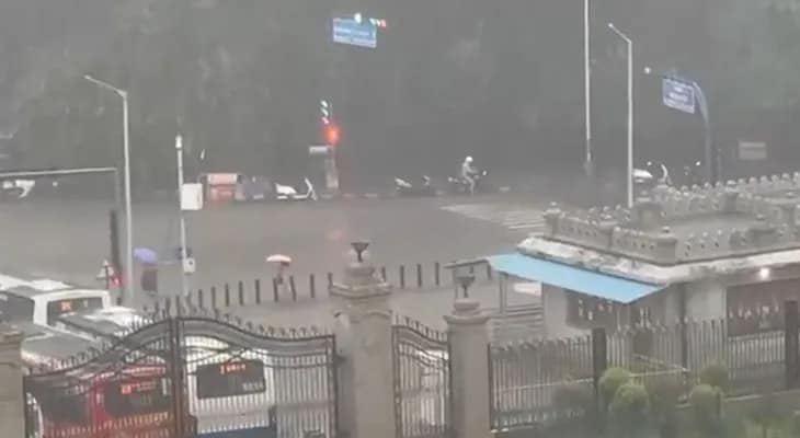 বেঙ্গালুরুতে ব্যাপক বৃষ্টি, জলমগ্ন রাস্তা