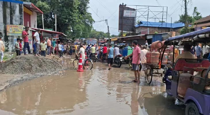 খড়িবাড়ি-ঘোষপুকুর রাজ্য সড়ক যেন পুকুর! রাস্তায় নেমে আন্দোলন